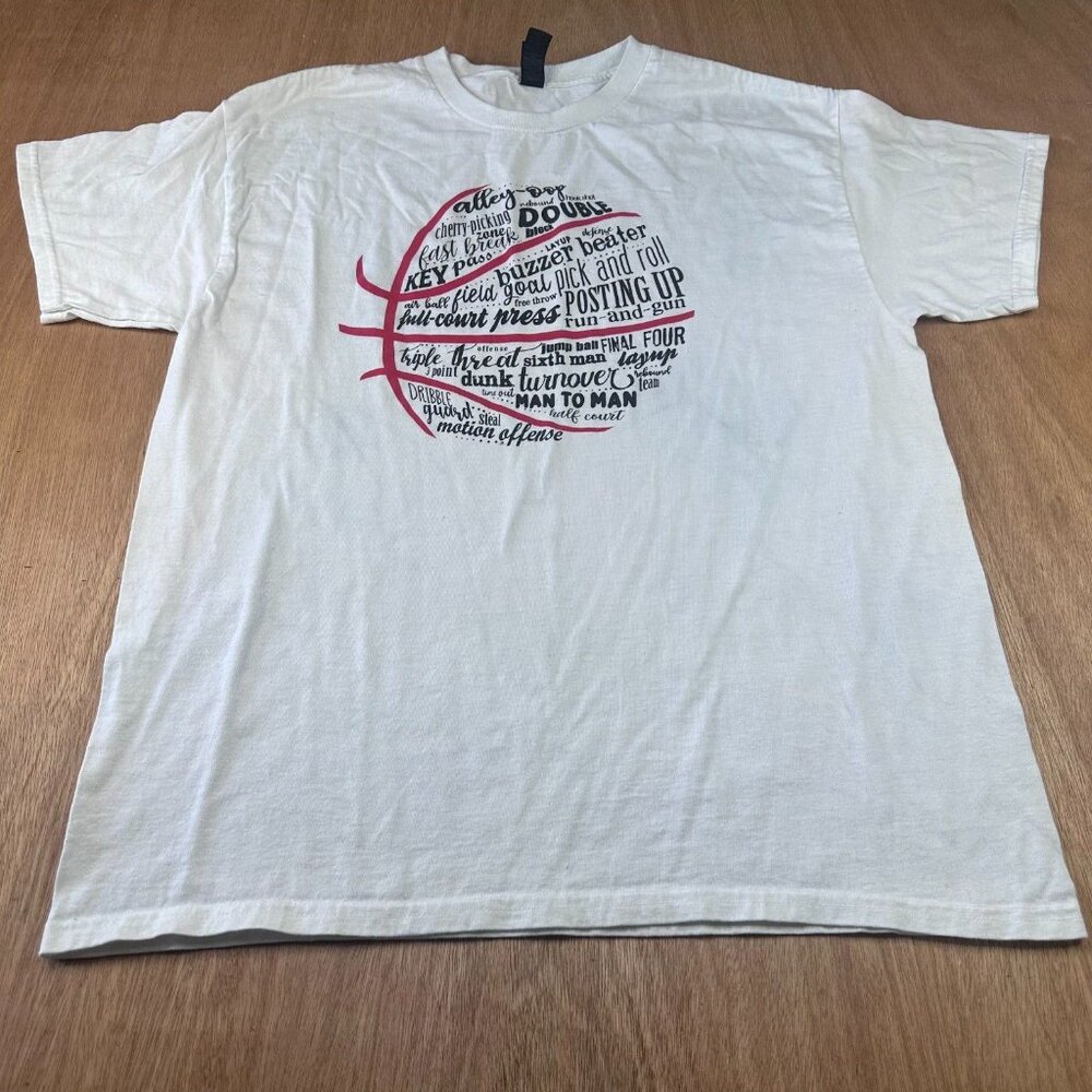 Gilden Basketball Typography Graphic T-Shirt Men’s L White Retro Sports Tee